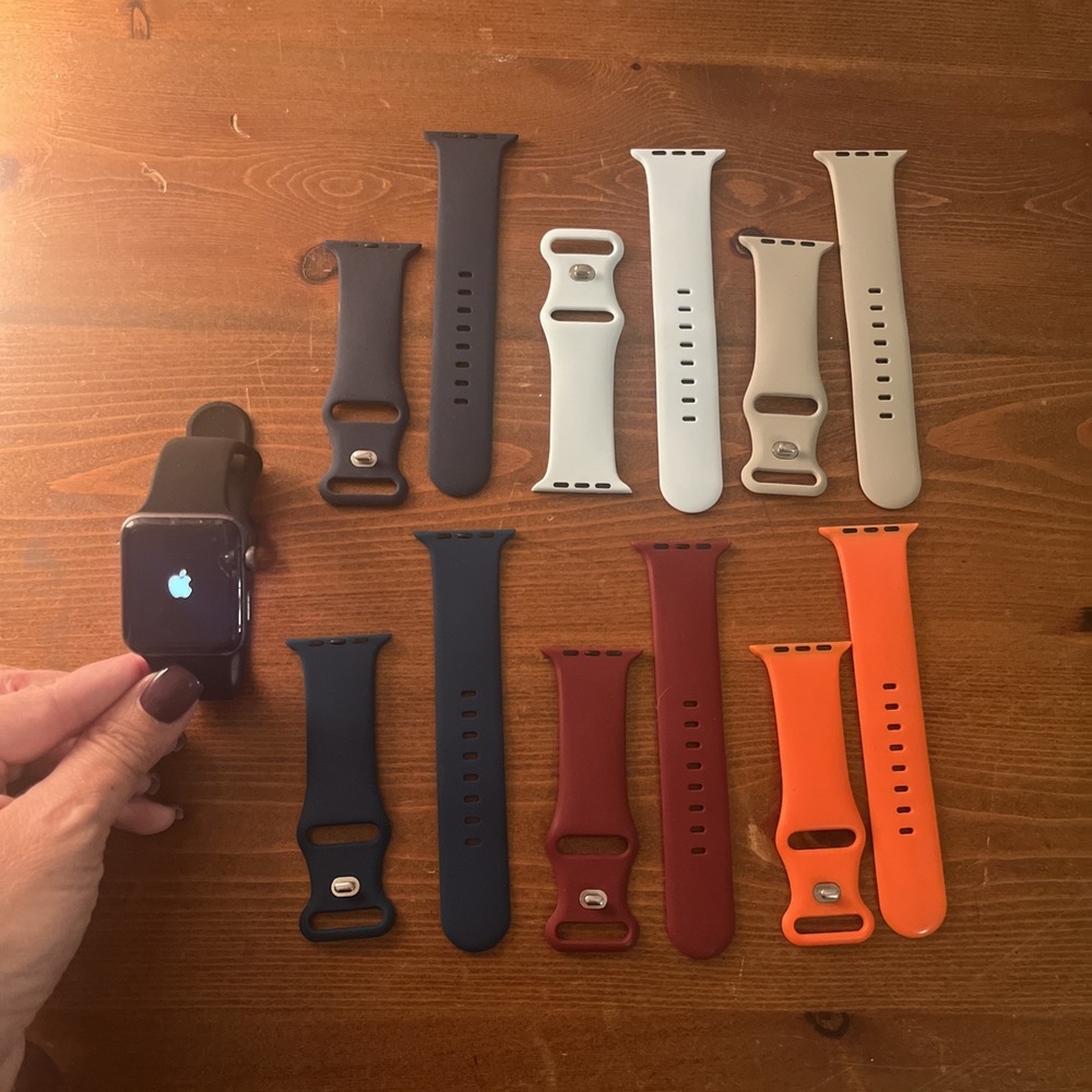 Broken Unlocked Apple Watch Series 3 42MM ‎ Cracked Screen with 7 Watch Bands